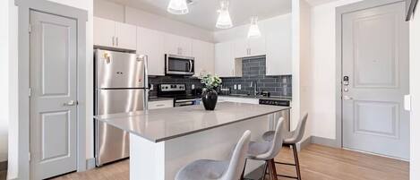 電子レンジ、オーブン、コンロ、食器洗い機