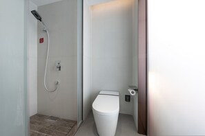 Chambre Affaires double | Salle de bain | Douche, séchoir à cheveux, pantoufles, serviettes fournies