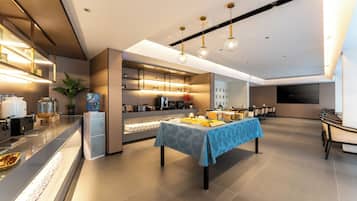 Daily self-serve breakfast (CNY 48 per person)