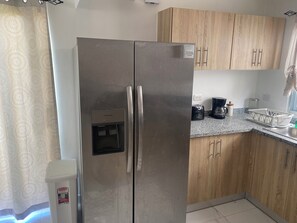 Microwave, oven, stovetop - Charming 3-bedroom villa with AC, WiFi in lovely Higüey (Higüey)