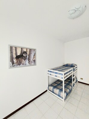 3 bedrooms, desk