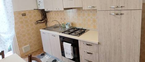 Kühlschrank, Ofen, Herdplatte, Wasserkocher mit Kaffee-/Teezubehör
