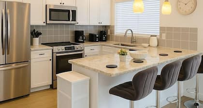 Luxury 4 Bedroom - Walk to Old Town + Pool + Sleeps 10+