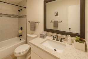 Secador de pelo y toallas