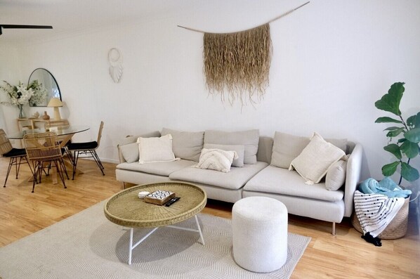 Deluxe Townhome, 3 Bedrooms | Living area