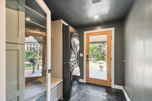 Interior - Spacious 5-bedroom house in delightful Golden (Golden)