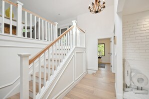 Interior - Spacious 5-bedroom house in delightful Golden (Golden)