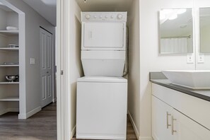 Hair dryer, towels - Blueground | South Lake Union, view, nr Lake Union (Seattle)