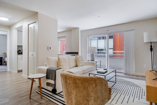 TV, stereo - Blueground | South Lake Union, view, nr Lake Union (Seattle)