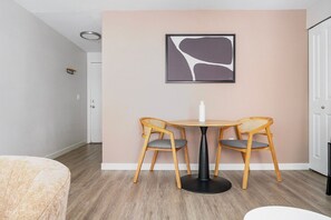 Dining - Blueground | South Lake Union, view, nr Lake Union (Seattle)