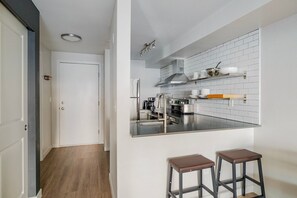 Frigorifero, microonde, forno, piano cottura