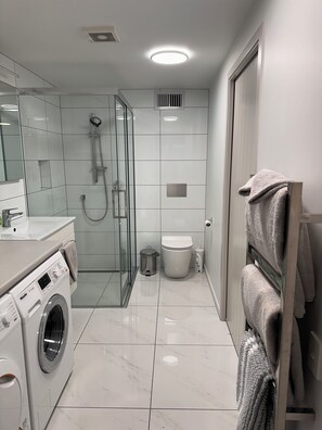 Dusj, håndklær, såpe og toalettpapir