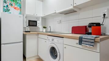 Fridge, microwave, coffee/tea maker, toaster