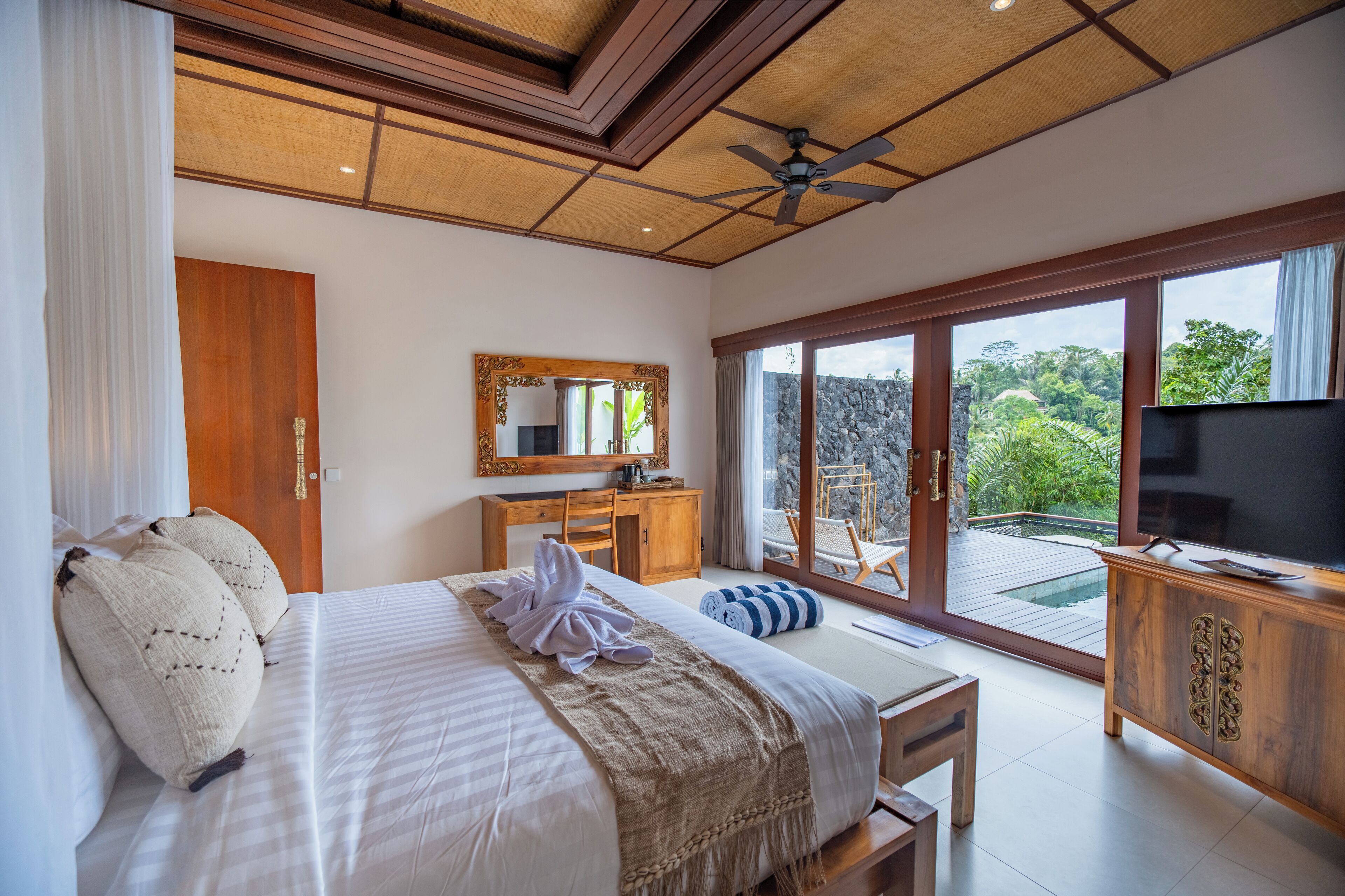 4 bedrooms, in-room safe, desk, iron/ironing board