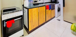 Refrigerador, microondas, horno y parrilla de estufa