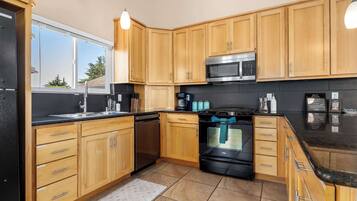 Coffee/tea maker, fridge, microwave, oven