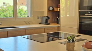 Kjøleskap, mikrobølgeovn, ovn og oppvaskmaskin