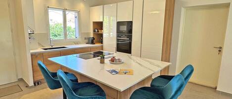 KĂŒhlschrank, Mikrowelle, Ofen, GeschirrspĂŒler