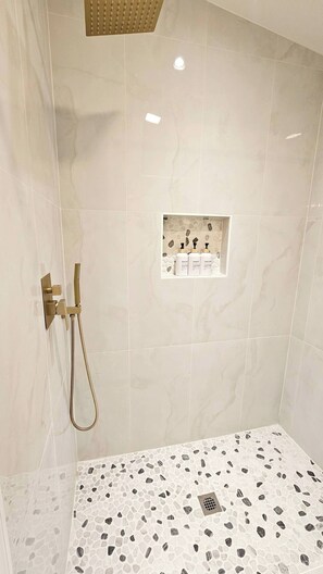 Dusche, Handtücher, Seife, Toilettenpapier