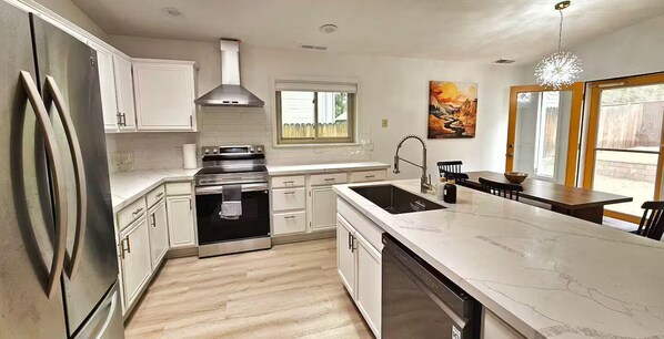 Réfrigérateur, four à micro-ondes, un four, surface de cuisson