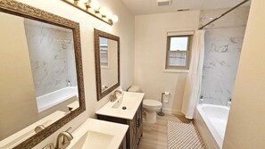 Douche, serviettes fournies, savon, papier de toilette