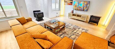 TV connectée, cheminée, écrans d'ordinateur