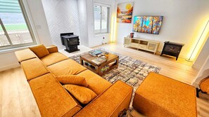 TV connectée, cheminée, écrans d'ordinateur