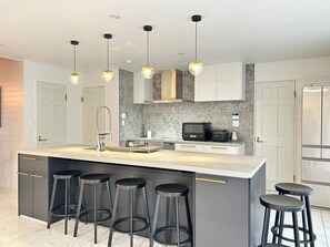 Jääkaappi, mikroaaltouuni, liesi, keittoastiat/astiat/ruokailuvälineet