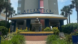 Un grand hôtel dont la façade porte en lettres bien visibles l’inscription « ATLANTICA ».