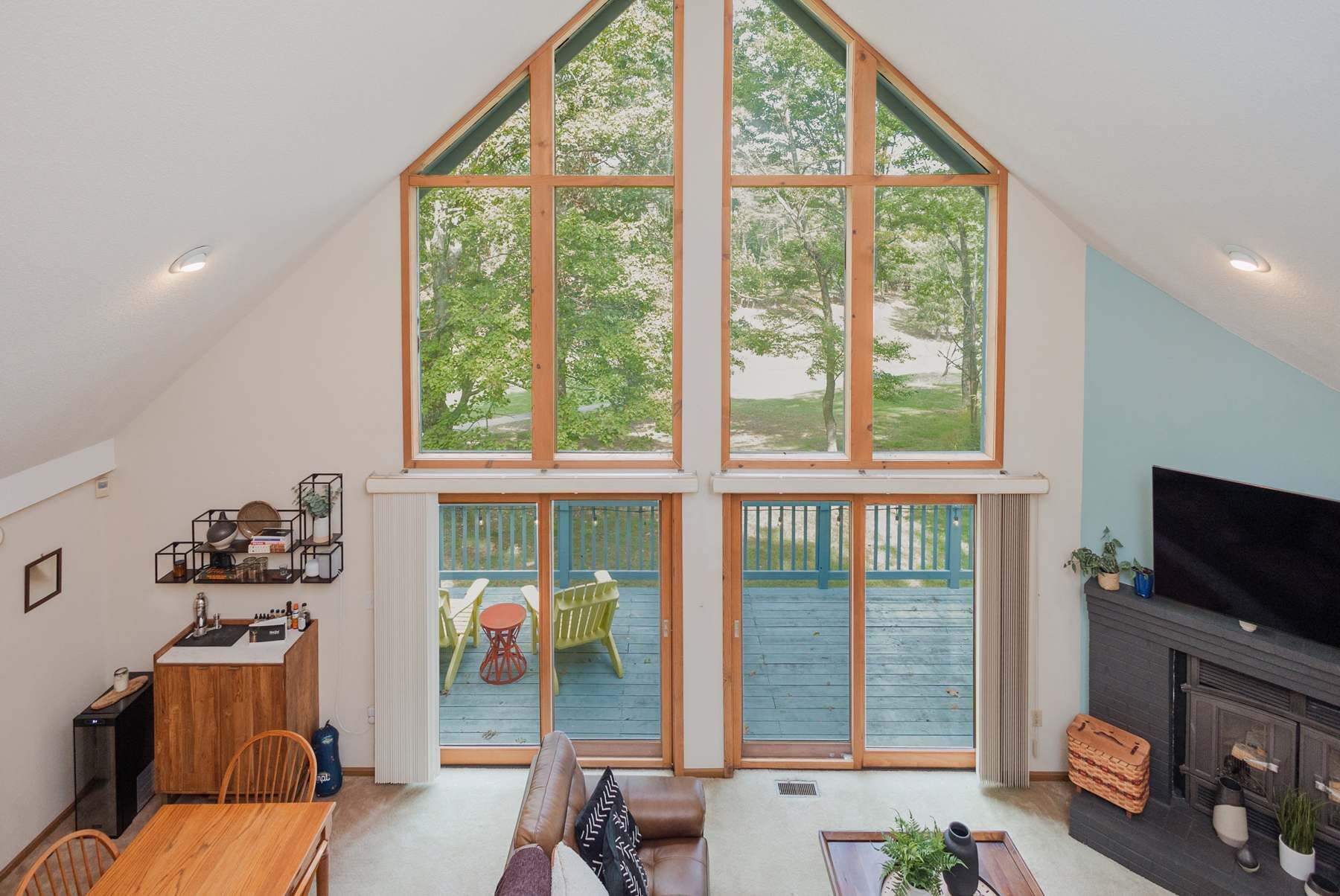 电视、壁炉、书