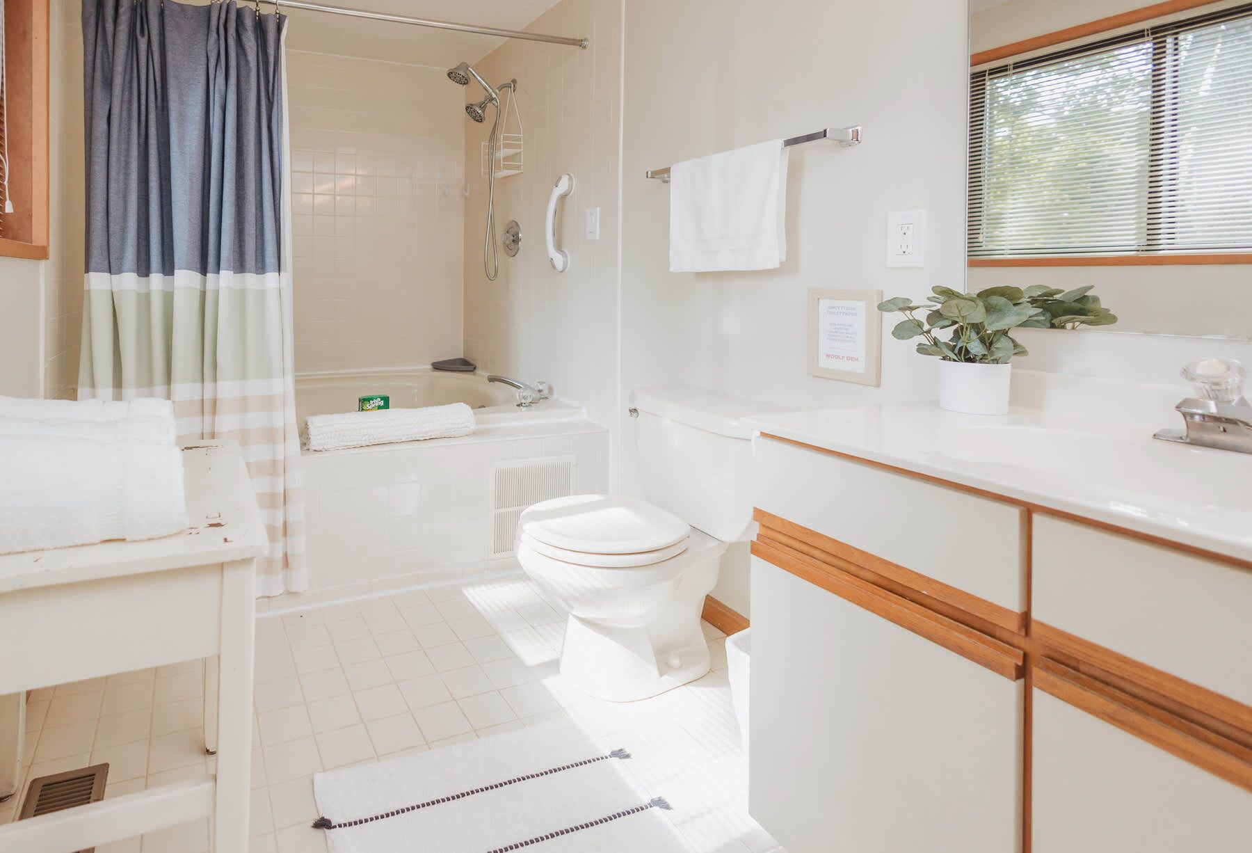 Douche, serviettes fournies, shampooing
