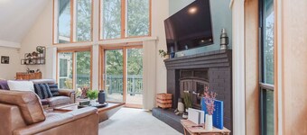 Fireplace, Fire Pit, Covered Porch & Resort Access