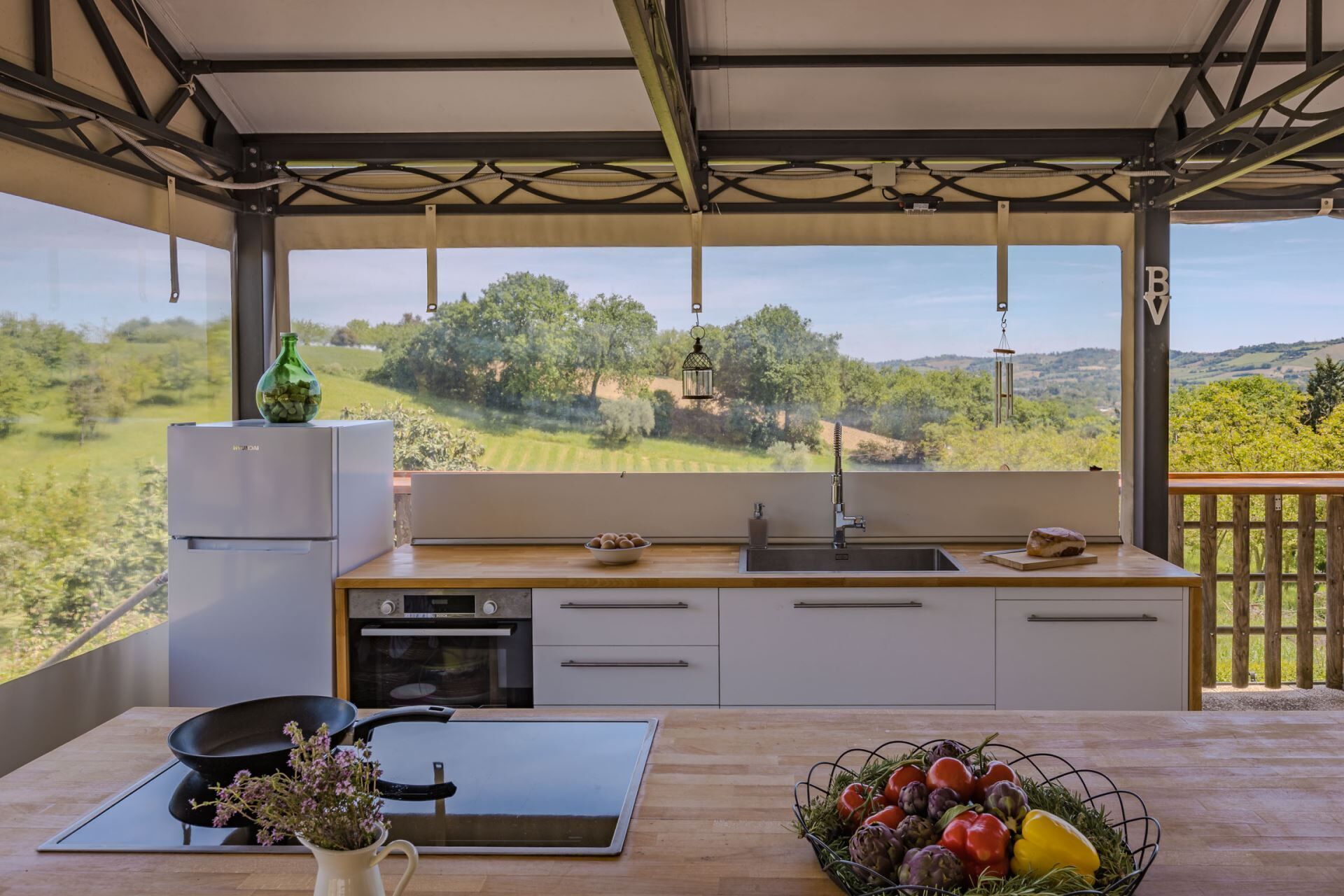 Kylskåp, mikrovågsugn, ugn och diskmaskin