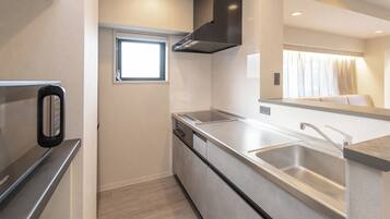 冷蔵庫、電子レンジ、コンロ、調理器具と食器