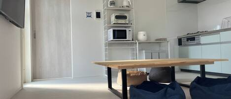 Een koelkast, een microgolfoven, een kookplaat