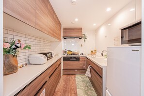 Réfrigérateur, micro-ondes, plaque de cuisson