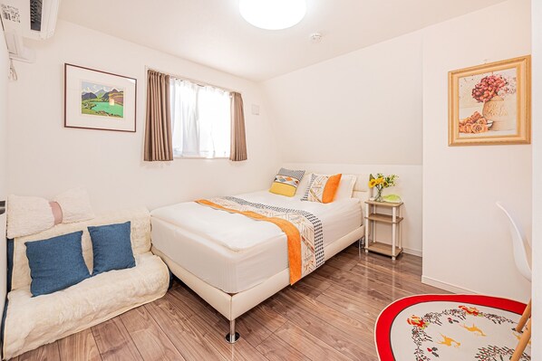 4 bedrooms, desk, iron/ironing board, free WiFi