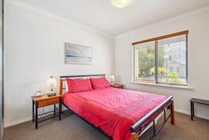 3 bedrooms, WiFi, bed sheets - Living on the Ledge, ocean front (Ledge Point)