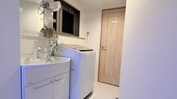 Sèche-cheveux, serviettes fournies