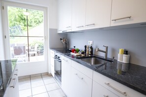 Réfrigérateur, four, lave-vaisselle, cafetière/bouilloire