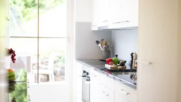 Réfrigérateur, four, lave-vaisselle, cafetiÚre/bouilloire