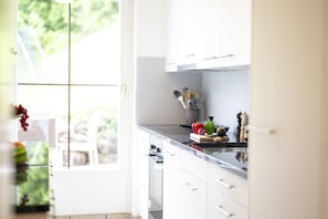 Een koelkast, een oven, een vaatwasser, een koffiezetapparaat/waterkoker