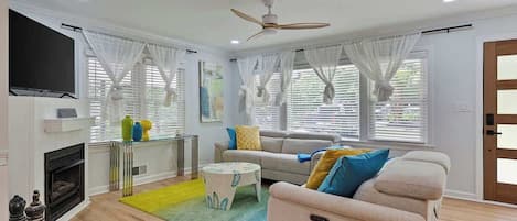 Téléviseur, foyer, bureau