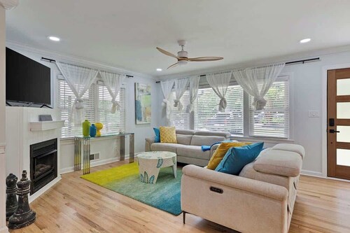 Bright, Stylish Tranquil Hideaway with Cozy Porch Swing