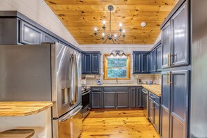 Microondas, horno, placa de cocina y lavavajillas