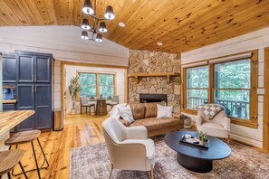 Una Smart TV, una chimenea