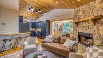 Una Smart TV, una chimenea