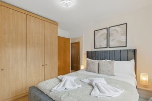 1 soveværelse, skrivebord, lydisolering, strygejern/strygebræt