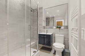 Amenidades de baño gratuitas, secadora de cabello, toallas