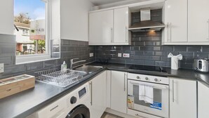 Private kitchen - Two Bed Serviced Apartment (London)